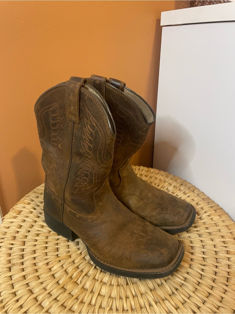 Ariat Boy’s Honor Western Boots Square Toe in Dark Brown Size 1 Barely Worn - Picture 3 of 11